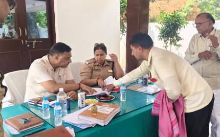 जनपदीय प्रशासनिक अधिकारीगण एवं पुलिस द्वारा थाना समाधान दिवस के अवसर पर जनपद के समस्त  थानों पर आने वाले आमजन की सुनी  समस्याएं