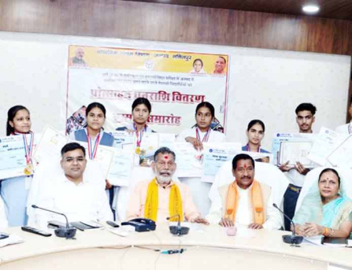 इक्कीस मेधावियों का हुआ सम्मान 21-21 हजार रुपये की प्रोत्साहन राशि प्रदान