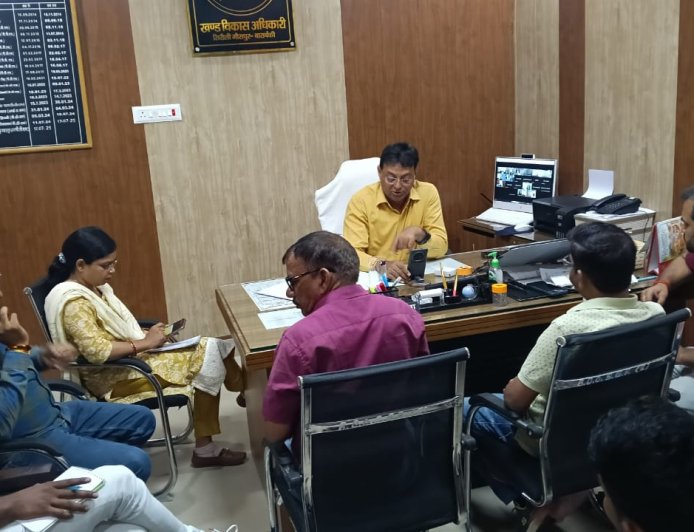 विश्व पर्यावरण दिवस के अवसर पर ग्राम पंचायतों में वृक्ष रोपित करने को लेकर खंण्ड विकास अधिकारी संजीव कुमार गुप्ता की अध्यक्षता में बैठक हुई