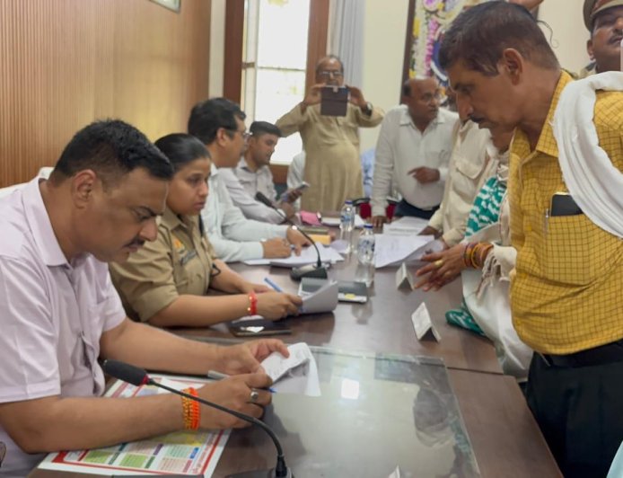 शासन के मंशानुरूप जनपद के सभी तहसीलो में आयोजित किया गया सम्पूर्ण समाधान दिवस   तहसील लालगंज में जिलाधिकारी के समक्ष प्राप्त 83 प्रार्थना पत्रो में से मौके पर 03 का किया गया निसतारण