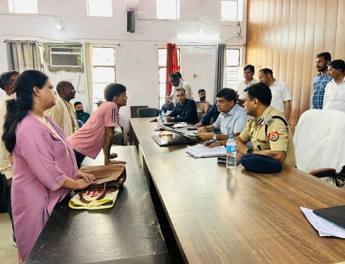 सहजनवां समाधान दिवस में कई अधिकारी अनुपस्थित, मण्डलायुक्त अनिल ढींगरा ने वेतन रोकने के दिए निर्देश