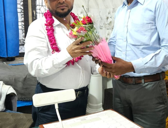 हज से लौटे डॉ. गुलचमन सिद्दीकी, नीर फार्मास्यूटिकल्स के एरिया मैनेजर ने दी मुबारकबाद