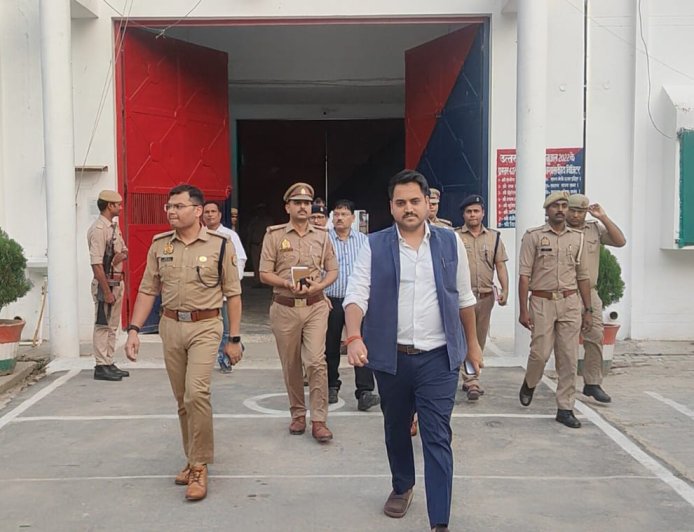 जिलाधिकारी सोनभद्र एवं पुलिस अधीक्षक सोनभद्र द्वारा जिला कारागार गुरमा का किया गया आकस्मिक निरीक्षण