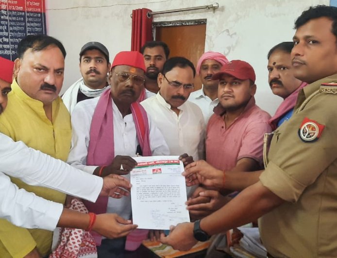 अखिलेश यादव की बेटी पर आपत्तिजनक टिप्पणी पर सपा कार्यकर्ता भडके शहर कोतवाली में दी तहरीर, एफआईआर की मांग।