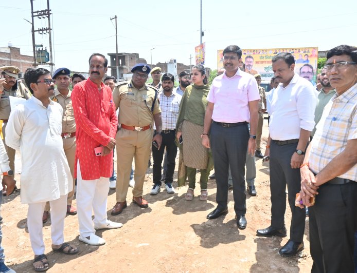रक्षामंत्री राजनाथ सिंह के संभावित आगमन को लेकर डीएम ने परखी तैयारियां, अधिकारियों को दिए निर्देश