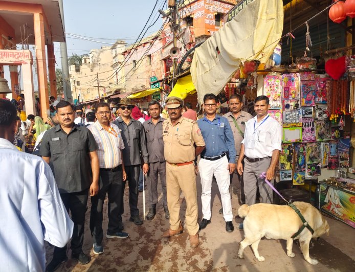एस-चेक टीम, डॉग स्क्वायड, बीडीएस एवं एलआईयू की संयुक्त टीम द्वारा ज्येष्ठ (पुरुषोत्तम)  मास  सोमवती अमावस्या मेले के दृष्टिगत रामघाट सीतापुर क्षेत्र में सघन चेकिंग अभियान चलाया गया