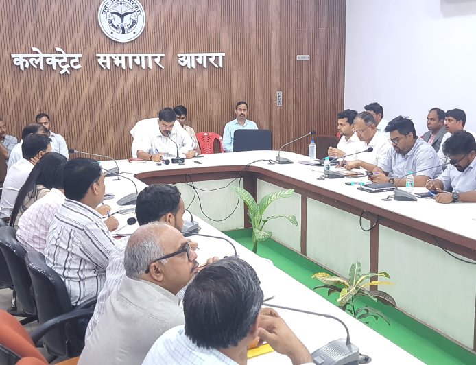 आईजीआरएस शिकायतों के निस्तारण में लापरवाही पर डीएम सख्त, एई को प्रतिकूल प्रविष्टि, अधिशासी अभियंता का वेतन रोका