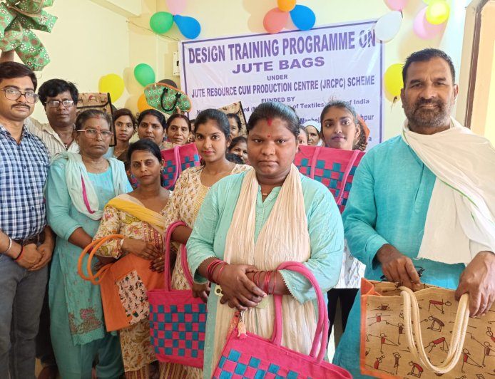 गोरखपुर में 35 दिवसीय जूट बैग प्रशिक्षण कार्यक्रम संपन्न, 20 महिलाओं को मिला प्रशिक्षण