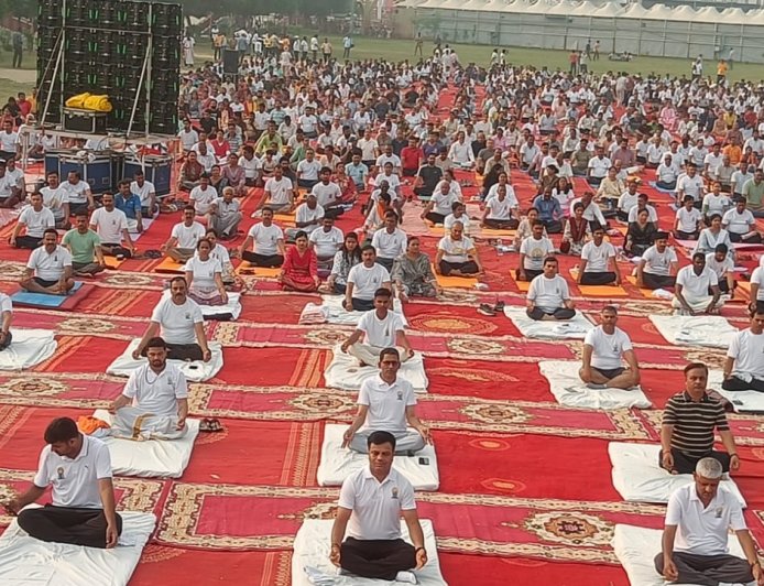 गोरखपुर में महंत दिग्विजयनाथ पार्क पर भव्य योग दिवस आयोजन, हजारों लोगों ने किया योगाभ्यास