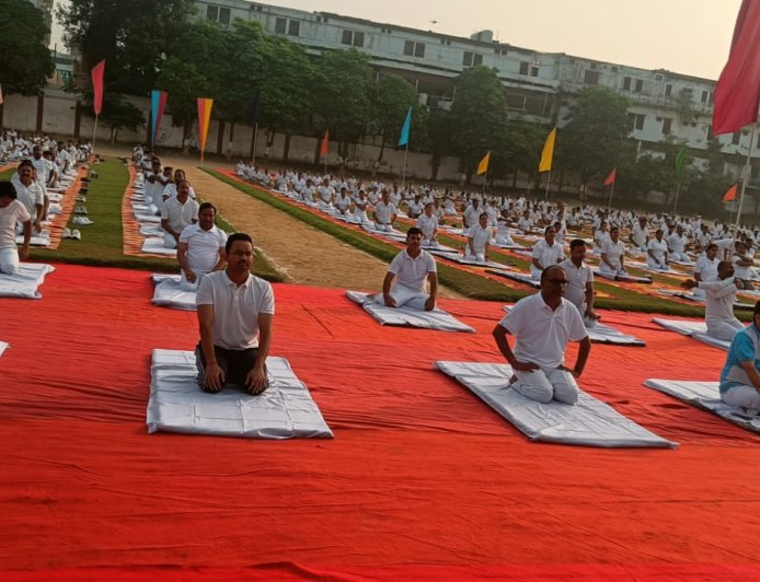 गोरखपुर पुलिस लाइन में योग दिवस पर सामूहिक योगाभ्यास, अधिकारियों और जवानों ने लिया फिट रहने का संकल्प