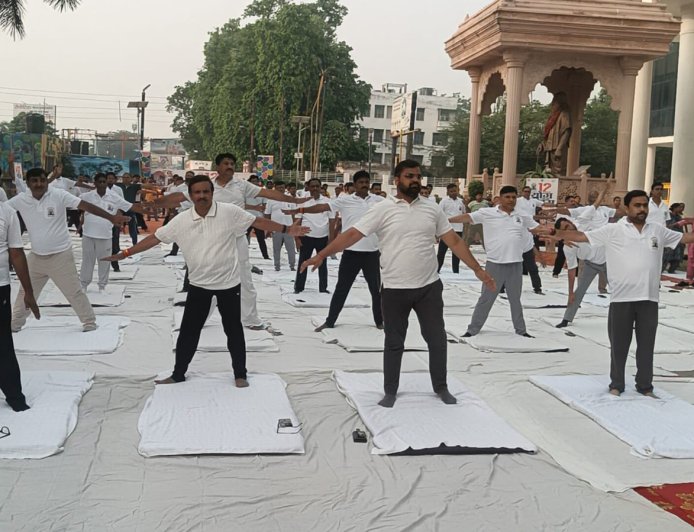 गोरखपुर नगर निगम में योग दिवस पर सामूहिक योगाभ्यास, महापौर और नगर आयुक्त ने दिया स्वास्थ्य का संदेश
