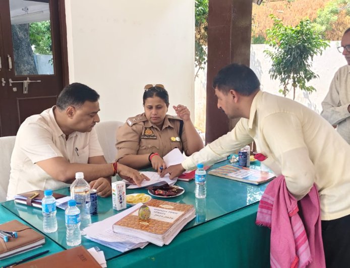 जनपदीय प्रशासनिक अधिकारीगण एवं पुलिस द्वारा थाना समाधान दिवस के अवसर पर जनपद के समस्त  थानों पर आने वाले आमजन की सुनी  समस्याएं