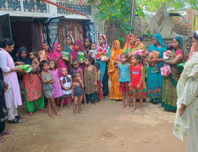 किंतूर में सीडीपीओ ने बांटा टेक होम राशन, बताई नई पोषण रेसिपी    0-6 वर्ष के बच्चों, गर्भवती व धात्री महिलाओं को मिलेगा नई रेसिपी का लाभ