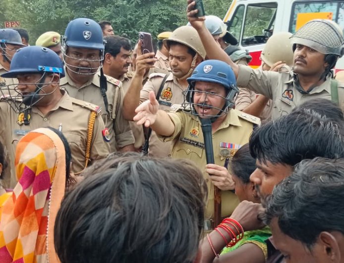पॉलिटेक्निक छात्र की मौत पर बवाल, शव रखकर जाम के दौरान पथराव, कई पुलिसकर्मी घायल