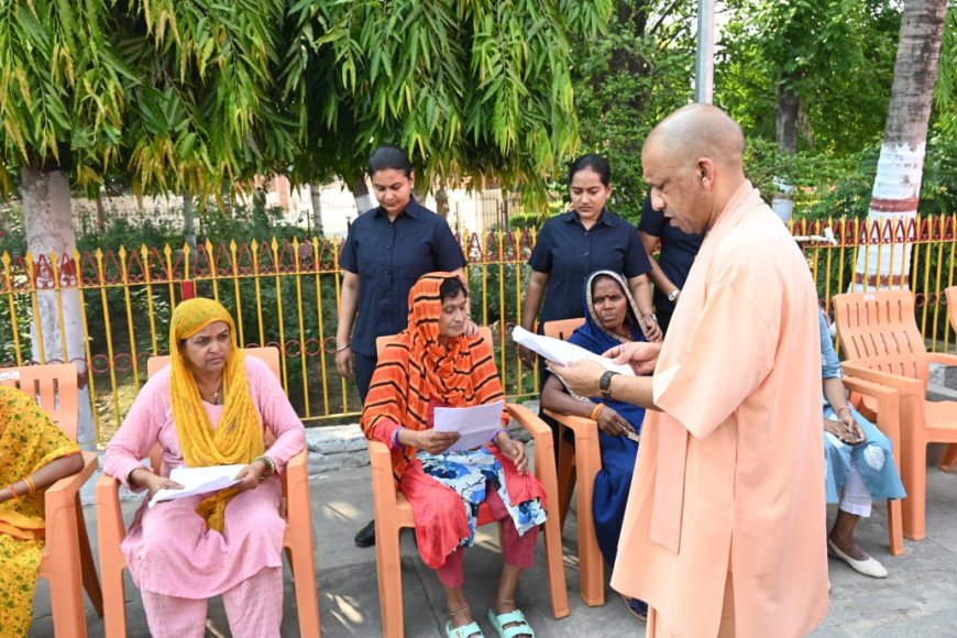 गोरखपुर जनता दर्शन में सीएम योगी ने सुनीं 200 लोगों की समस्याएं, अधिकारियों को दिए सख्त निर्देश