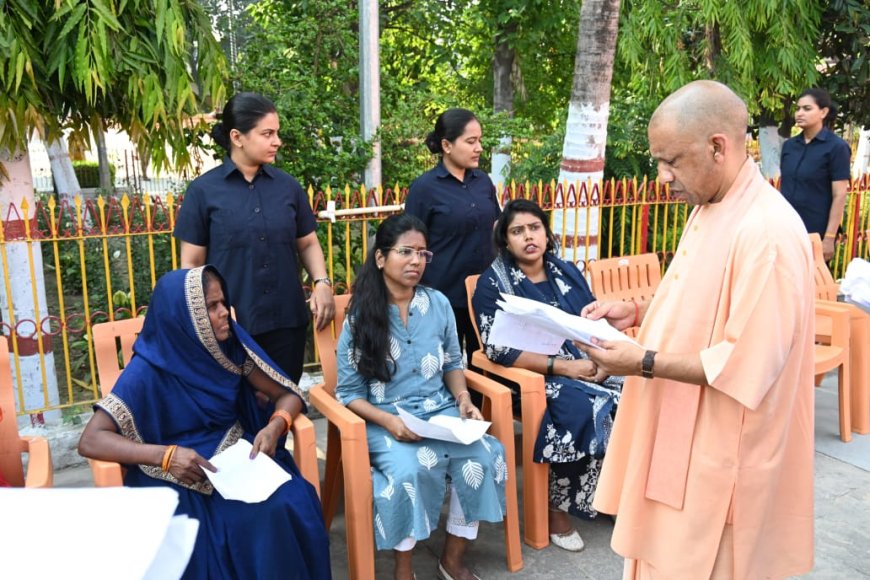 गोरखपुर जनता दर्शन में सीएम योगी ने सुनीं 200 लोगों की समस्याएं, अधिकारियों को दिए सख्त निर्देश