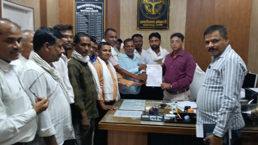 ग्राम रोजगार सेवक, पंचायत मित्र वेलफेयर एसोसिएशन उत्तर प्रदेश के ब्लाक अध्यक्ष अजय यादव की अगुवाई में खंण्ड विकास अधिकारी संजीव गुप्ता को ज्ञापन दिया गया