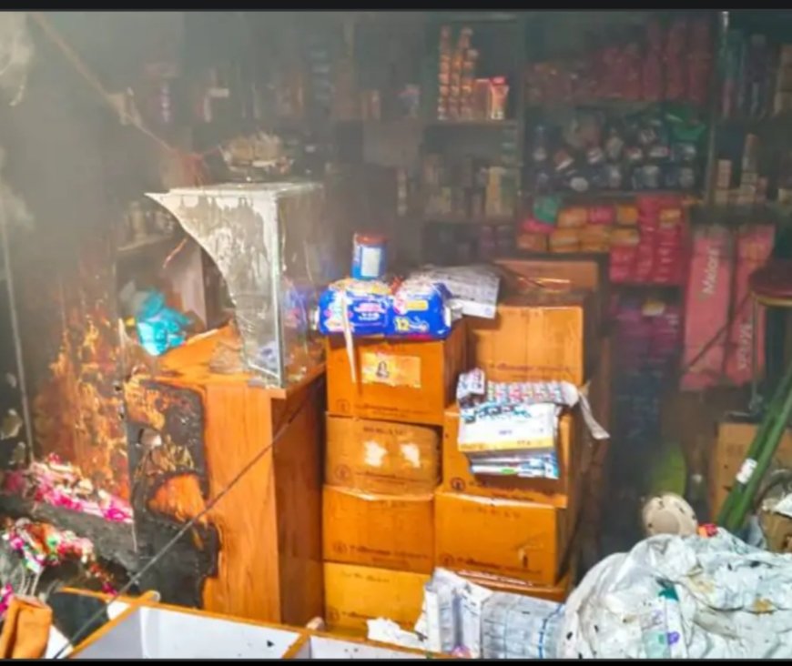 गोरखपुर: भलोटिया मार्केट की दवा मंडी में आग, 20 मिनट में फायर ब्रिगेड ने पाया काबू