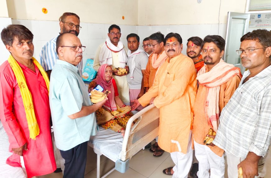 योगी के जन्मदिन पर मरीजों को भाजपाइयों ने बांटे फल