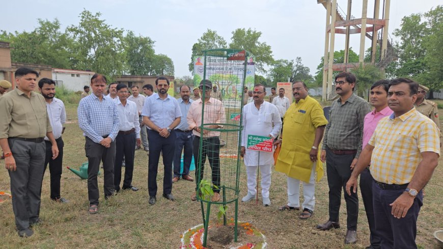 विश्व पर्यावरण दिवस: कलेक्ट्रेट परिसर में ‘एक पेड़ माँ के नाम 2.0’ अभियान का शुभारंभ; जिलाधिकारी ने सघन एवं फलदार वृक्षारोपण के दिए निर्देश