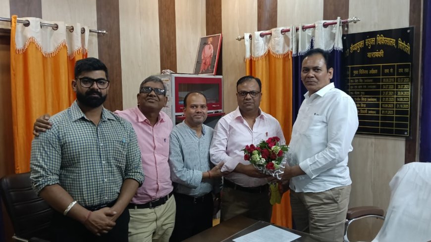 नवागत सी एम एस डाक्टर अजय सिंह का अधीक्षक डाक्टर इकबाल आदि चिकित्सकों ने पुष्प गुच्छ भेंट कर सम्मान किया