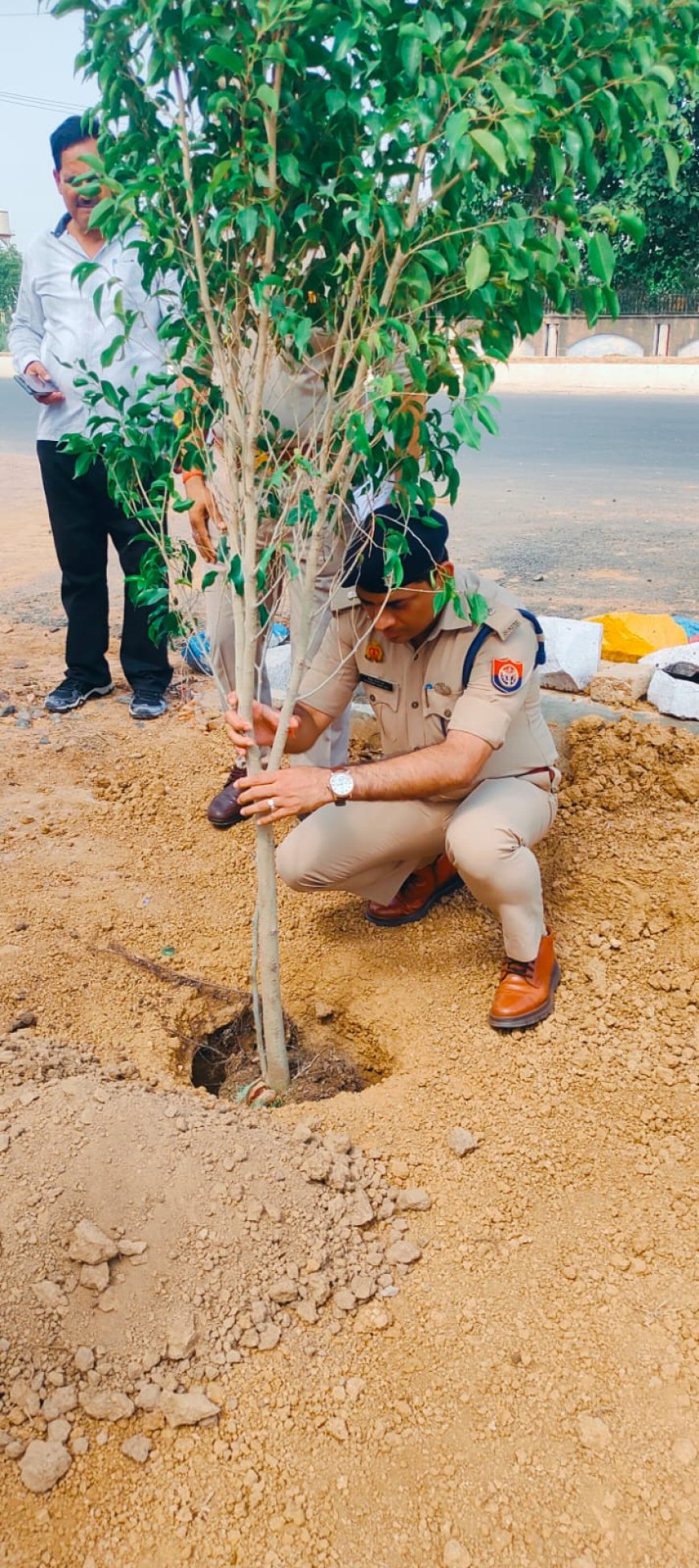 पुलिस अधीक्षक द्वारा विश्व पर्यावरण दिवस के अवसर पर किया गया वृक्षारोपण।