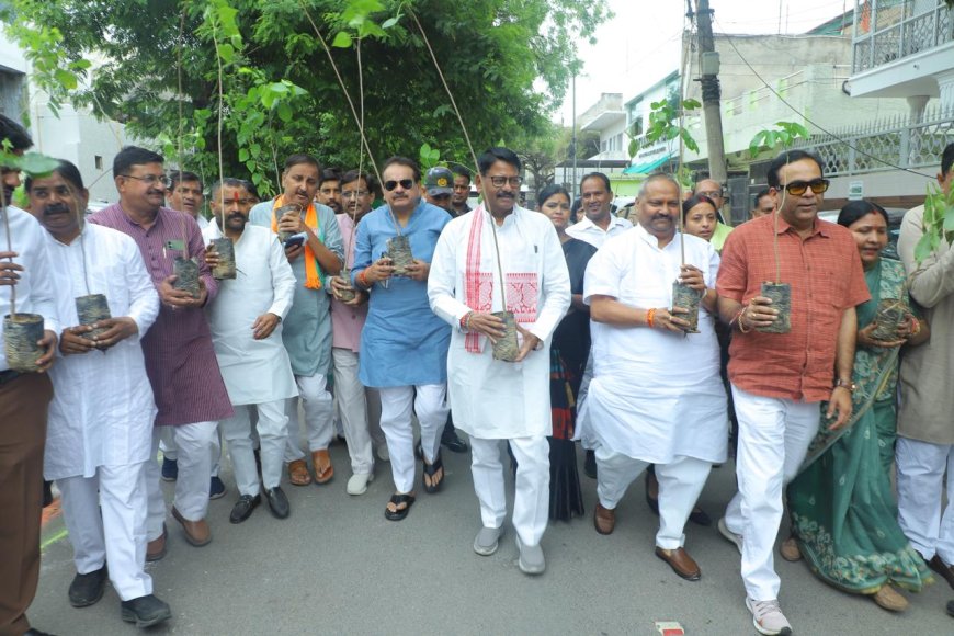 एक पेड़ मां के नाम" अभियान में जुटे जनप्रतिनिधि, पर्यावरण संरक्षण का दिया संदेश