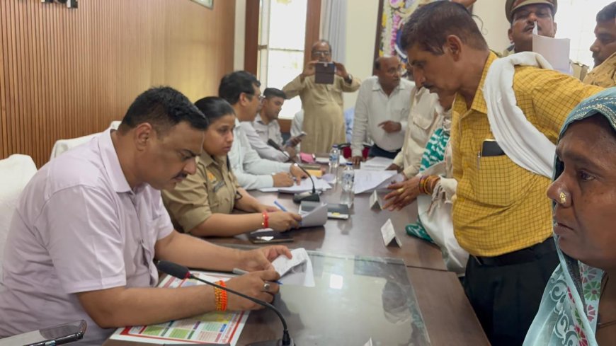 शासन के मंशानुरूप जनपद के सभी तहसीलो में आयोजित किया गया सम्पूर्ण समाधान दिवस   तहसील लालगंज में जिलाधिकारी के समक्ष प्राप्त 83 प्रार्थना पत्रो में से मौके पर 03 का किया गया निसतारण