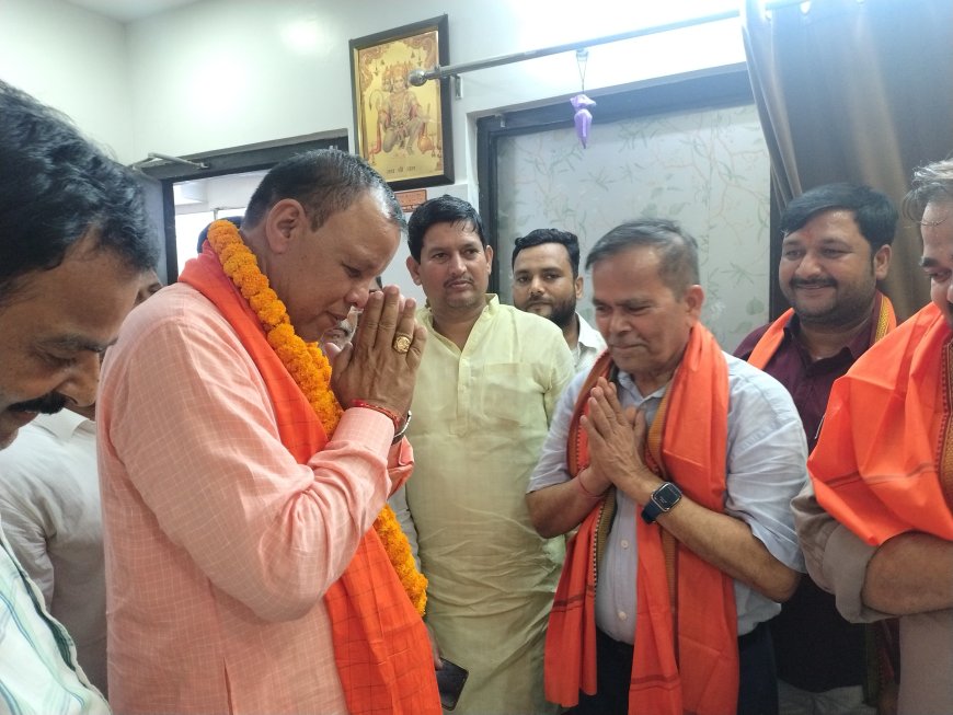 प्रबुद्ध जन सम्पर्क अभियान के तहत भाजपा जिलाध्यक्ष जनार्दन तिवारी ने खजनी में किया जनसंपर्क