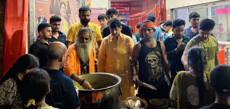 कालीबाड़ी मंदिर में विशाल भंडारा, महंत रविंद्र दास ने श्रद्धालुओं को बांटा प्रसाद