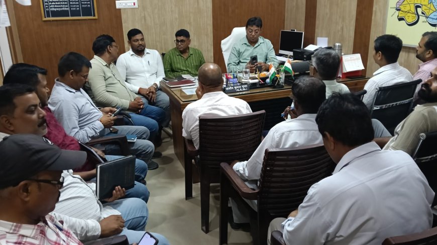खंण्ड विकास अधिकारी संजीव कुमार गुप्ता ने विकास कार्यों की साप्ताहिक समीक्षा बैठक की