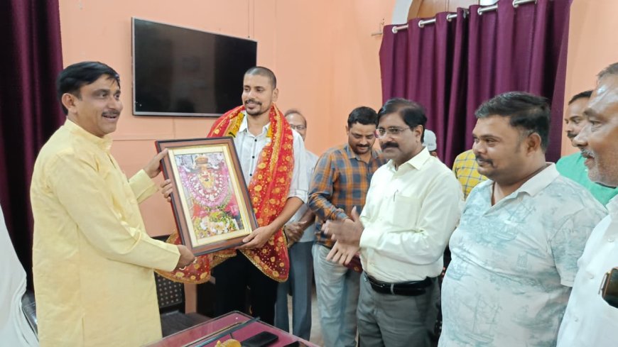 नगर अभियंता विपिन मिश्रा का महोबा ट्रांसफर होने पर नपाध्यक्ष श्यामसुंदर केशरी,सभासदों और कर्मचारियों ने दी विदाई