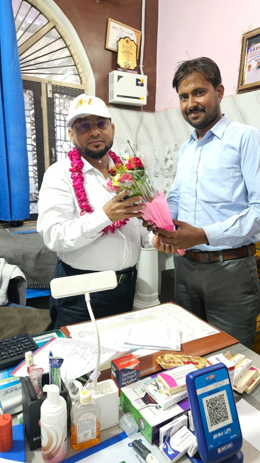 हज से लौटे डॉ. गुलचमन सिद्दीकी, नीर फार्मास्यूटिकल्स के एरिया मैनेजर ने दी मुबारकबाद