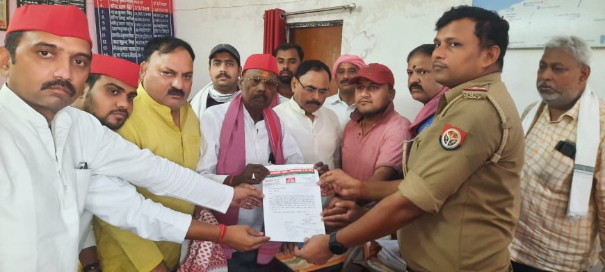 अखिलेश यादव की बेटी पर आपत्तिजनक टिप्पणी पर सपा कार्यकर्ता भडके शहर कोतवाली में दी तहरीर, एफआईआर की मांग।