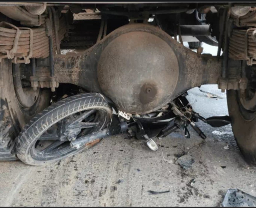 गोरखपुर में पीएसी वाहन की टक्कर से दो युवकों की मौत, परिजनों ने सड़क जाम कर किया प्रदर्शन
