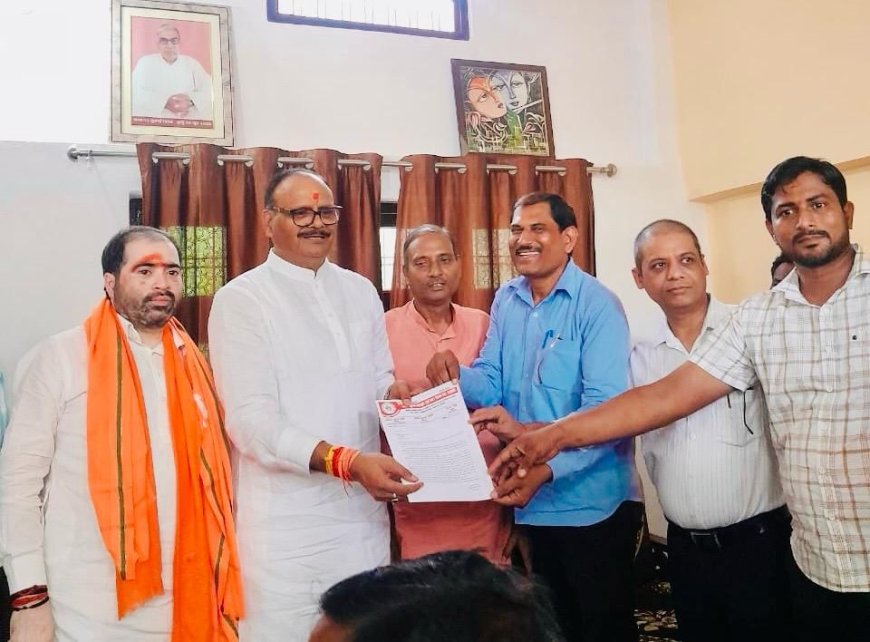 उपमुख्यमंत्री बृजेश पाठक को सौंपा गया टेट अनिवार्यता समाप्त करने संबंधी ज्ञापन