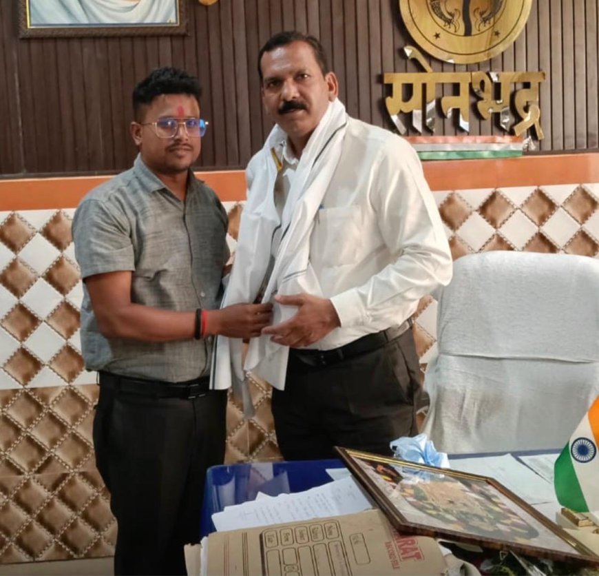 श्री राम हास्पिटल के मैनेजर चन्द्रकान्त पटेल ने सीएमओ से मुलाकात कर दी बधाई