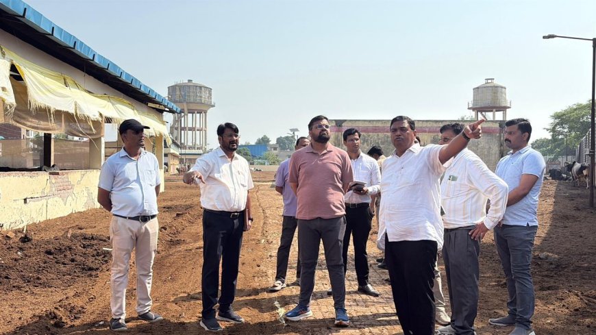कान्हा उपवन गौशाला पहुंचे नगर आयुक्त अजय जैन, अव्यवस्थाओं पर जताई नाराजगी