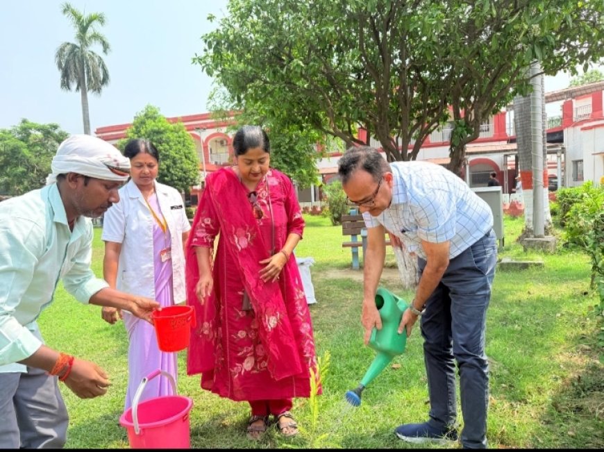 गोरखपुर: ‘एक पेड़ मां के नाम’ अभियान के तहत रेलवे हॉस्पिटल में पौधरोपण