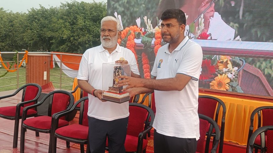 गोरखपुर में महंत दिग्विजयनाथ पार्क पर भव्य योग दिवस आयोजन, हजारों लोगों ने किया योगाभ्यास