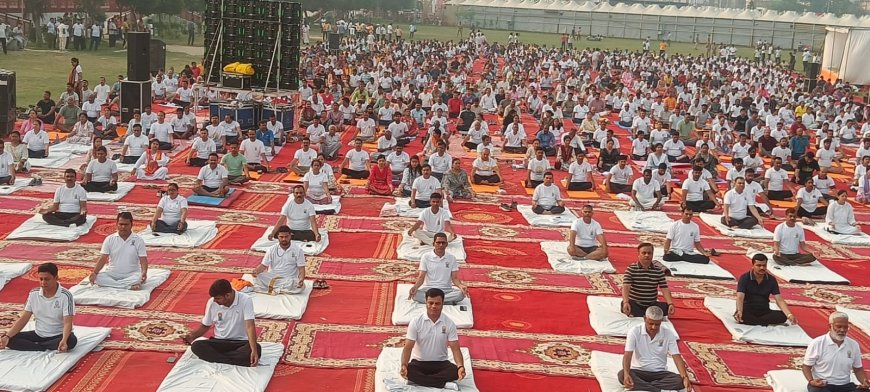 गोरखपुर में महंत दिग्विजयनाथ पार्क पर भव्य योग दिवस आयोजन, हजारों लोगों ने किया योगाभ्यास
