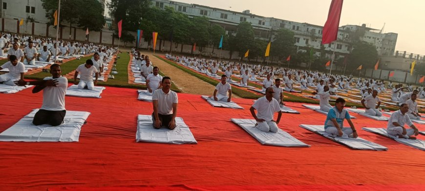 गोरखपुर पुलिस लाइन में योग दिवस पर सामूहिक योगाभ्यास, अधिकारियों और जवानों ने लिया फिट रहने का संकल्प