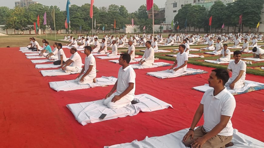 गोरखपुर पुलिस लाइन में योग दिवस पर सामूहिक योगाभ्यास, अधिकारियों और जवानों ने लिया फिट रहने का संकल्प