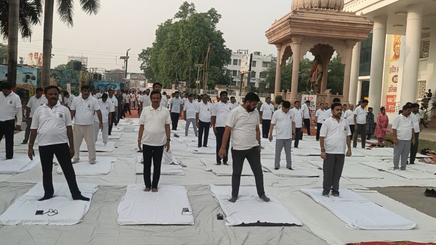 गोरखपुर नगर निगम में योग दिवस पर सामूहिक योगाभ्यास, महापौर और नगर आयुक्त ने दिया स्वास्थ्य का संदेश