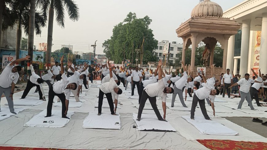 गोरखपुर नगर निगम में योग दिवस पर सामूहिक योगाभ्यास, महापौर और नगर आयुक्त ने दिया स्वास्थ्य का संदेश