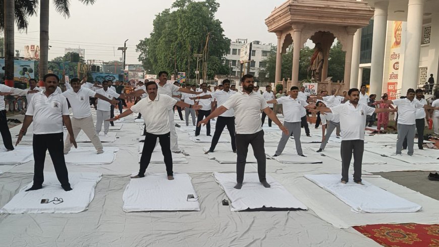 गोरखपुर नगर निगम में योग दिवस पर सामूहिक योगाभ्यास, महापौर और नगर आयुक्त ने दिया स्वास्थ्य का संदेश
