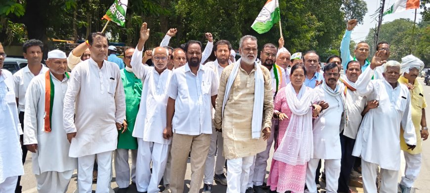 राम मंदिर दान चोरी मामले पर कांग्रेस का प्रदर्शन, निष्पक्ष जांच की मांग को लेकर राज्यपाल के नाम सौंपा ज्ञापन