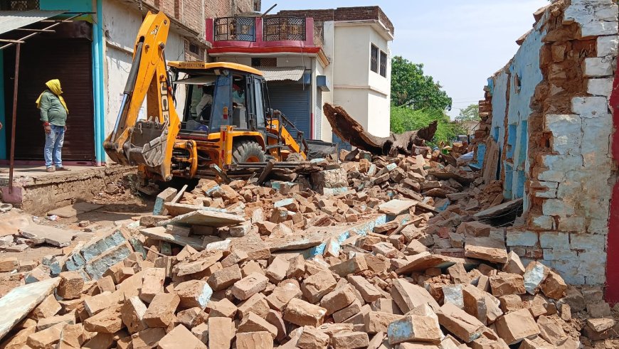 बरगढ़ में अतिक्रमण हटाओ अभियानः एसडीएम के नेतृत्व में चली जेसीबी, सड़क किनारे बने अवैध निर्माण हटाए गए