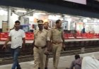 रेलवे स्टेशन पर जीआरपी प्रभारी राजेश कुमार वर्मा ने किया पैदल गश्त