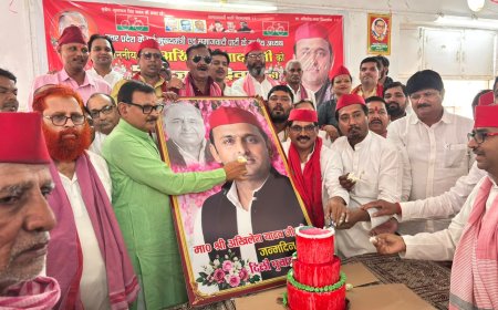 गोरखपुर में सपा कार्यालय पर मनाया गया अखिलेश यादव का जन्मदिन, वृक्षारोपण कर दिया पर्यावरण संरक्षण का संदेश
